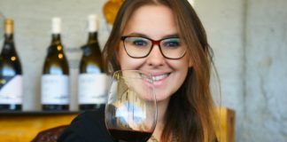 Brasileira é premiada em concurso de profissionais do vinho, em Portugal profissionais do vinho