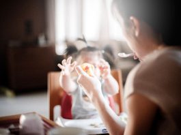 Como ensinar um bebé a comer sozinho? O guia prático “Sem Dentes e aos Bocados” explica tudo como ensinar um bebé a comer sozinho
