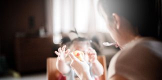 Como ensinar um bebé a comer sozinho? O guia prático “Sem Dentes e aos Bocados” explica tudo como ensinar um bebé a comer sozinho