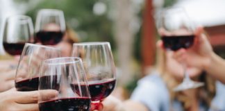 Como tirar nódoas de vinho tinto: 5 dicas da PMC Wine & Food Como tirar nódoas de vinho tinto
