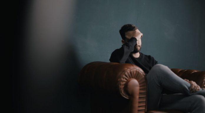 Burnout parental: estudo pioneiro revela que os países ocidentais são os mais afetados burnout parental