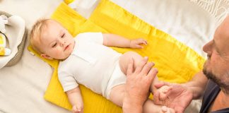 Sabe como mudar a fralda a um bebé? Descubra os truques da Weleda como mudar a fralda a um bebé
