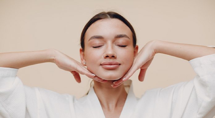 Yoga facial: cinco exercícios para prevenir as rugas… yoga facial